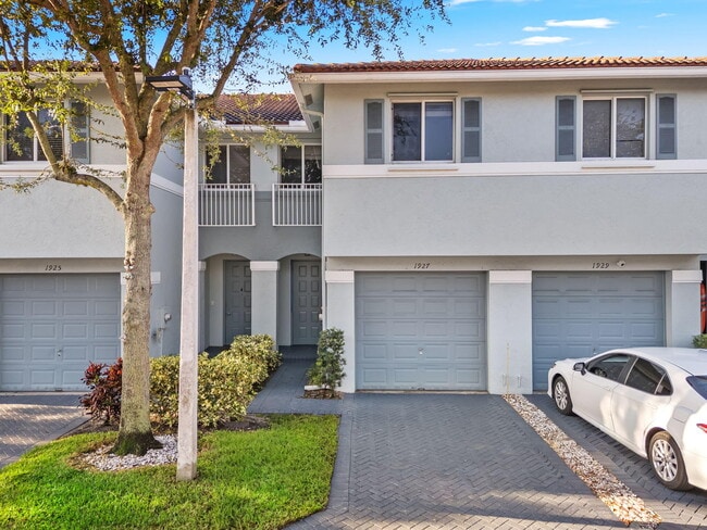 Building Photo - 1927 Alamanda Way