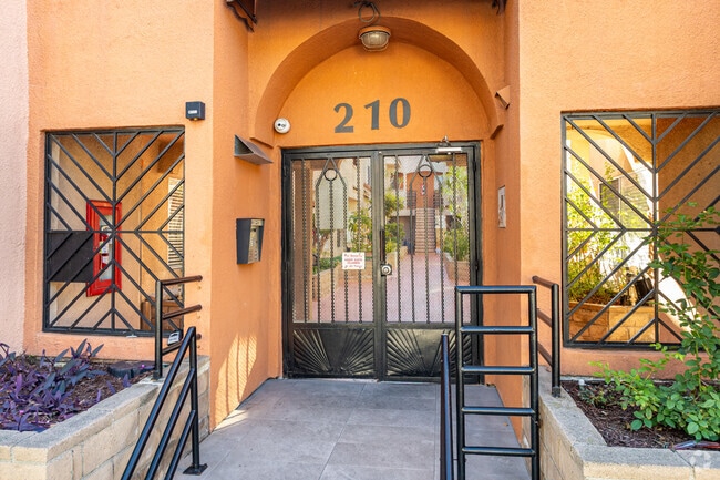 Entrada - 210 Garfield