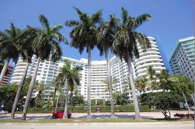 Building Photo - 5161 Collins Ave Unit 815