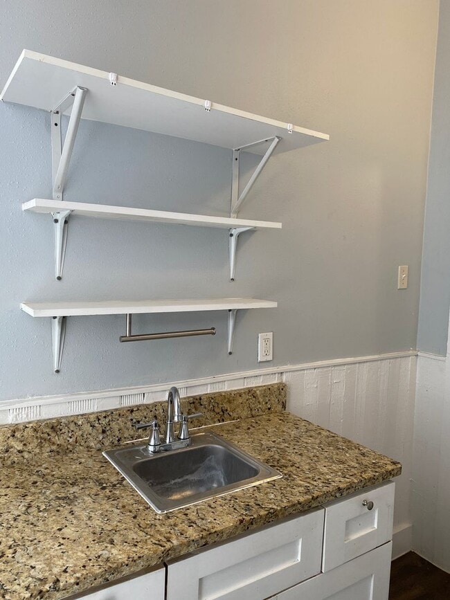 Photo - **MOVE-IN SPECIAL**  Vintage 1-Bedroom Near The Pearl Unidad 3