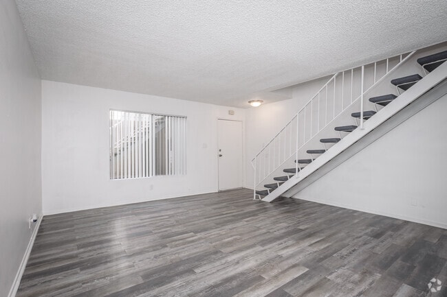 2BR, 1.5BA - 996SF - Living Room