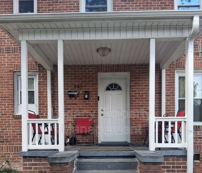 Building Photo - 703 Askew St Unit B
