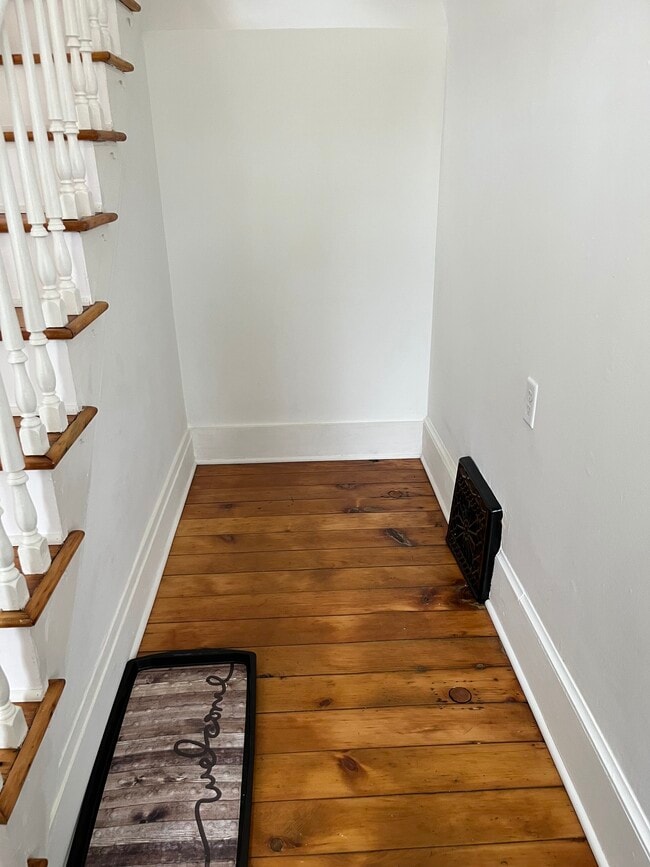 Building Photo - 305 N Main St Unit Apartment 1