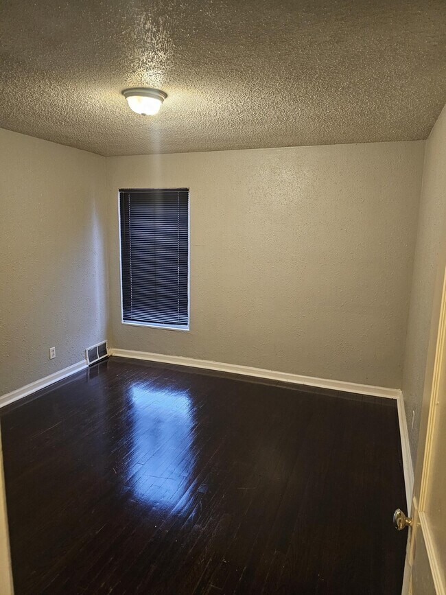 Photo - 16724 Rutherford St