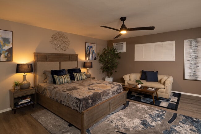 Habitación con cama Queen y baño privado - 2141 W 83rd -Furnished + Utilities Paid!