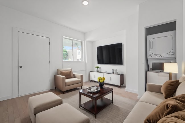 Building Photo - 640 Collins St Unit 1