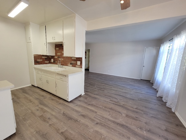 Building Photo - 13531 Wyandotte St Unit 6