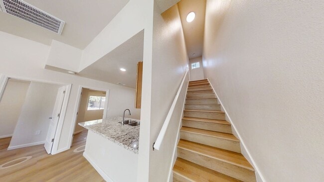 Photo - N College Ave Unidad #103