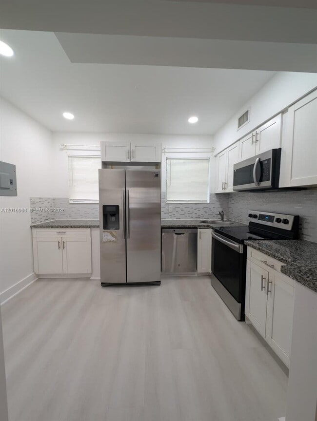 Building Photo - 9740 Bay Harbor Terrace Unit 8