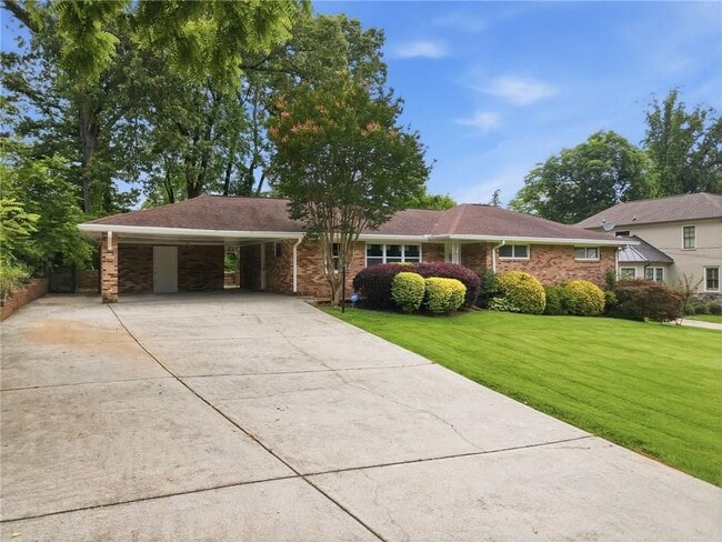 Photo - 2140 Oakawana Rd NE
