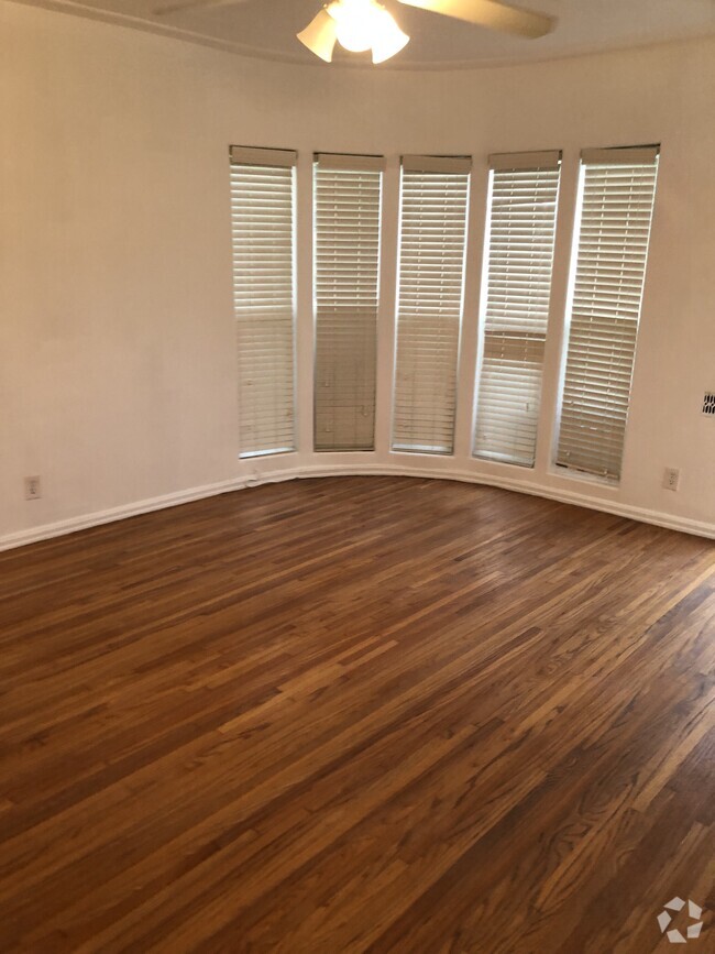 Living Room - 2312 33rd St Unit 2312 Rental