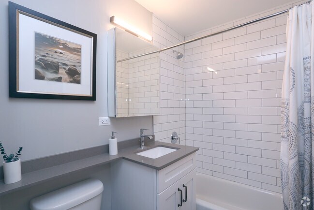 1BR, 1BA - Bathroom - District @ Sheridan - 5536 N Sheridan Rd