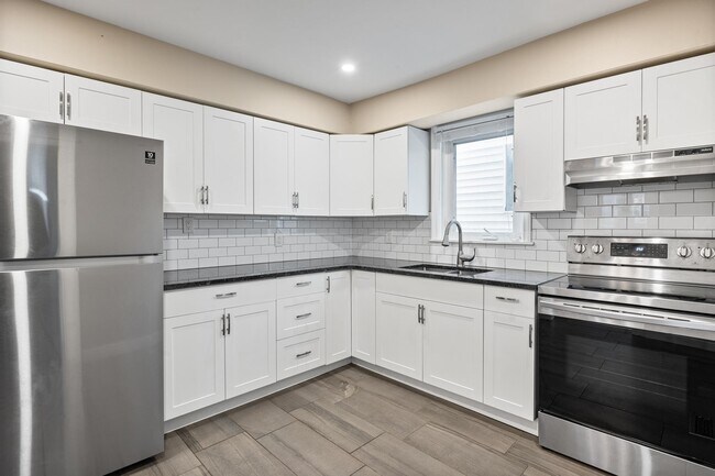 Photo - 835 Moy Ave