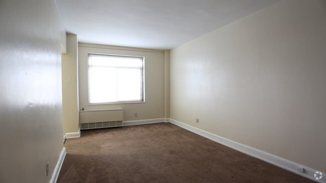 Living Room -1BR, 1BA - 913 SF - 610-ROYAL YORK APARTMENTS, LLC