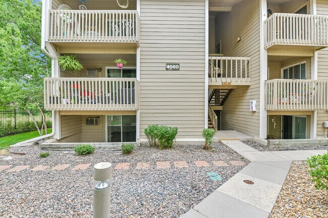 Building Photo - $1,895 - 2 Bed 2 Bath Condo in Aurora with... Unit 102