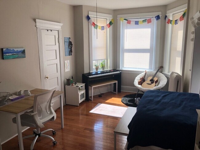 Building Photo - 65 Burbank St