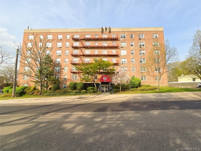 Building Photo - 47-27 Little Neck Pkwy Unit L-2