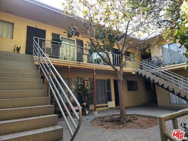 Building Photo - 4106 Rosewood Ave Unit 11 Rental