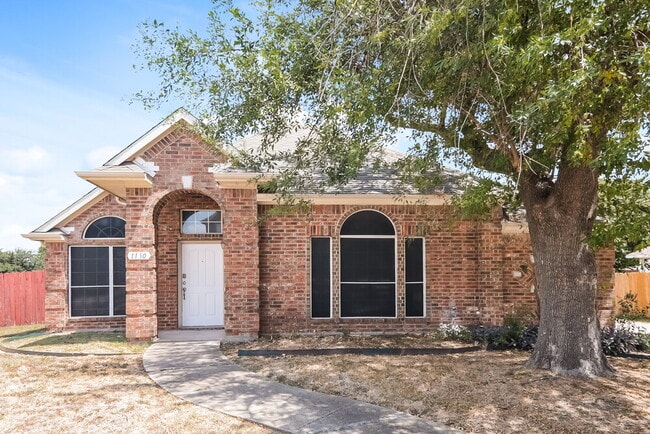 Building Photo - 1110 Pin Oak Ln