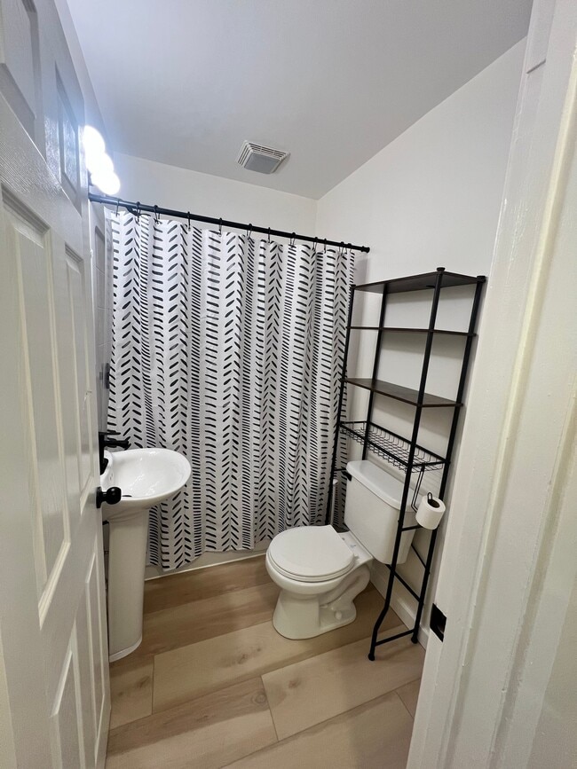 Photo - 112 Guy St