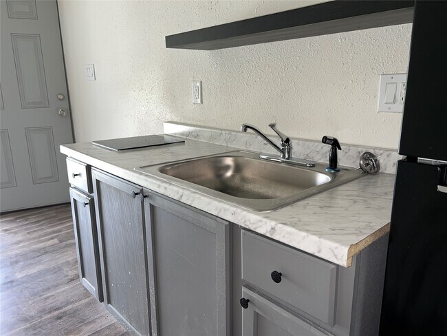 Building Photo - 201 Eastwood St Unit 3