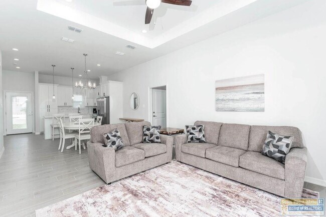 18 S Bay Hill Dr