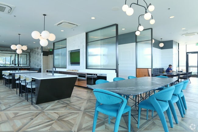 Skyline Lounge - The Rodney