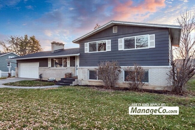 Building Photo - Remodeled 3-Bed Upstairs Residence with Ga... Rental