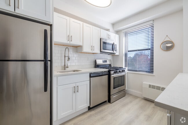 1BR, 1BA - 830SF - Kitchen