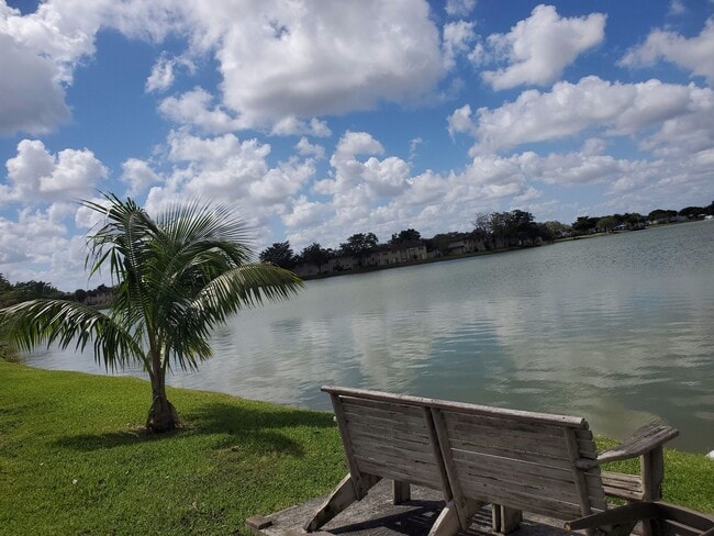 Photo - Sunset Lake Apartments - 481 Banks Rd Marg...