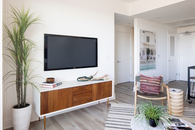 Photo - The Hummingbird LA - Brand New