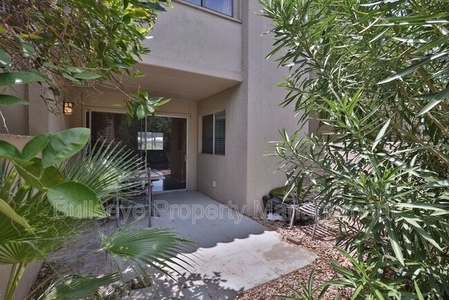 Building Photo - 4201 E Camelback Rd Rental