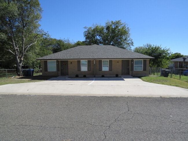 Building Photo - 704 N 7th St Unit Apt. B