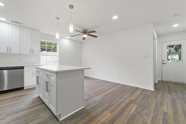 Photo - 957 Middle Ln