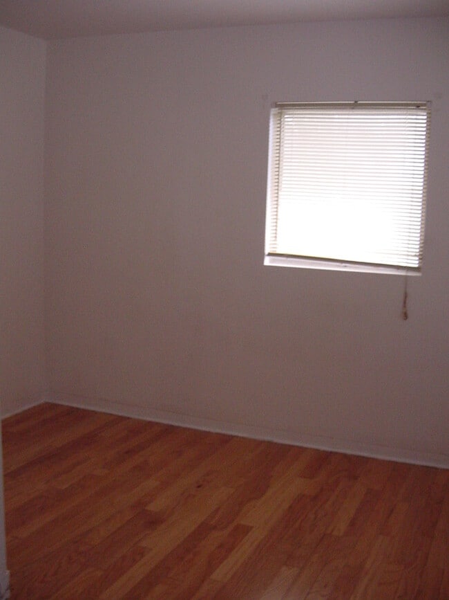 Photo - 725 Jackson St N