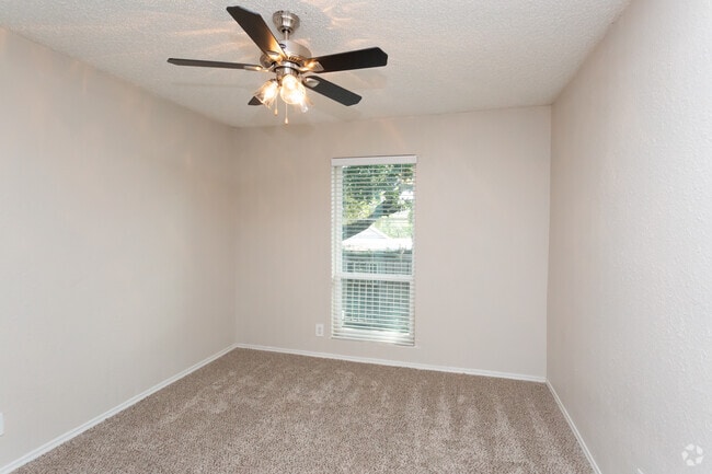 2 BR, 1 BA 735 SF