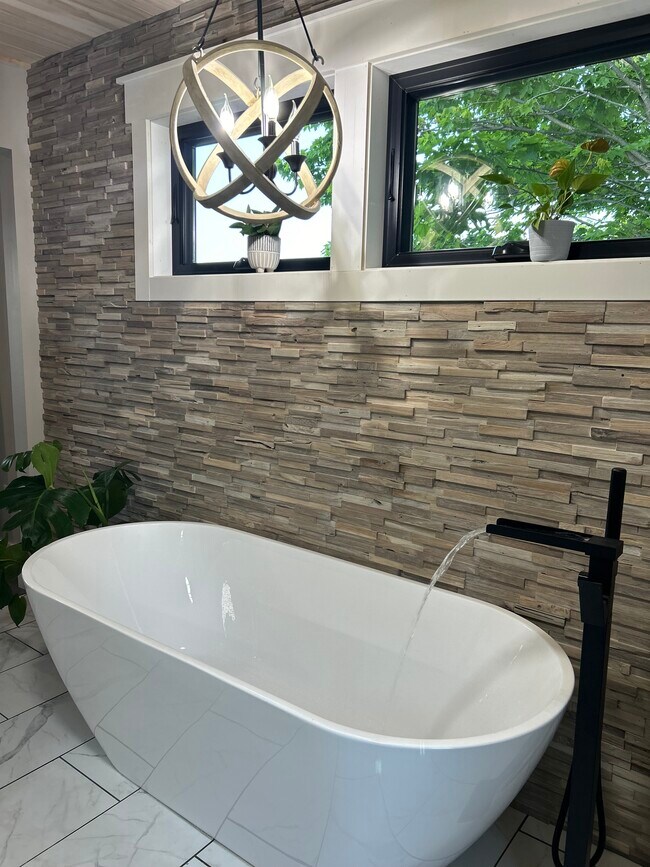 Master bath soaking tub - 8481 Blackman Rd