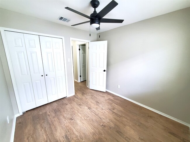 Building Photo - 1903 Golden Pheasant Dr