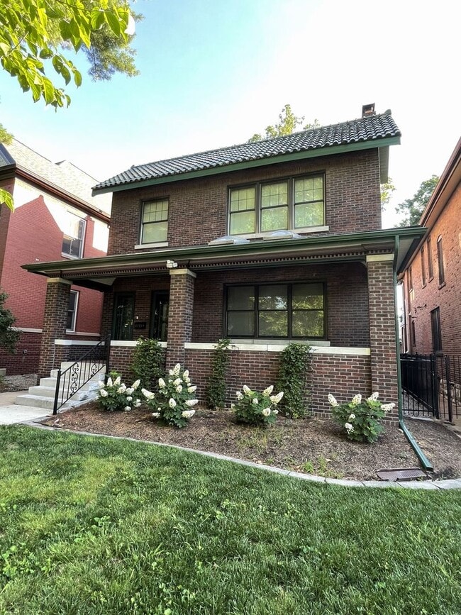 $1995 - Beautiful 2 Bedroom with Private Patio, Fireplace & In-Unit Laundry in the CWE on West Pine! - $1995 - Beautiful 2 Bedroom with Private Patio, Fireplace & In-Unit Laundry in the CWE on West Pine!