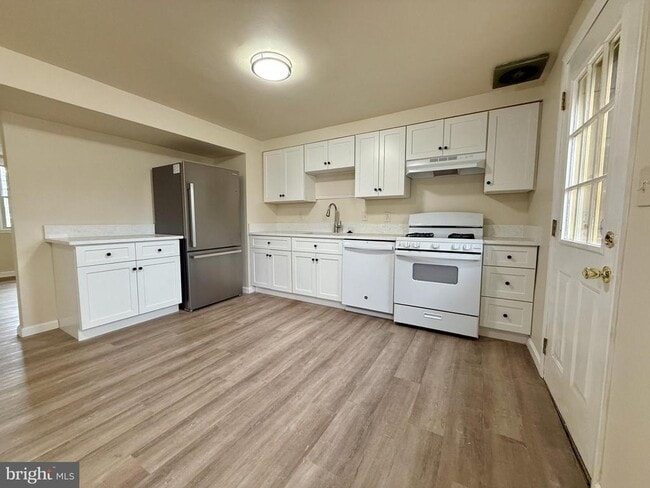 Photo - 2008 Ewald Ave