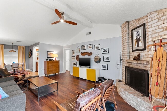 El televisor incluye Chromecast para transmitir contenido desde tu teléfono. - 1178 Bournewood Dr