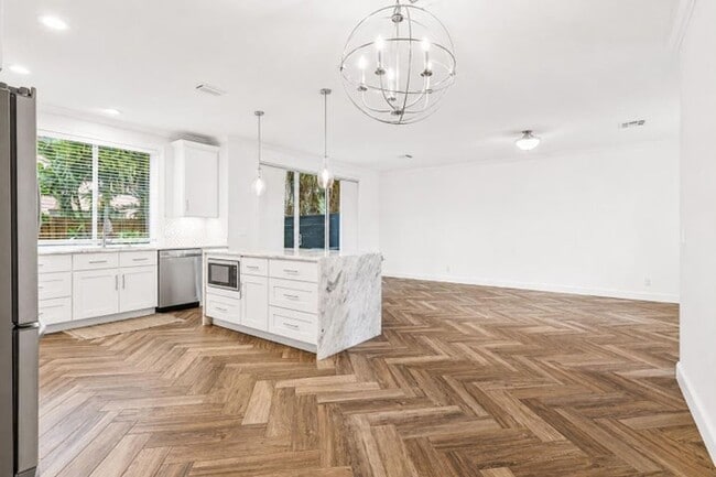 350 SW 8th St