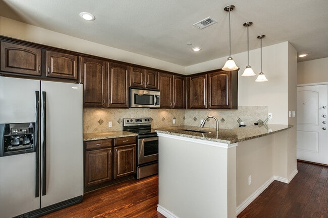 Photo - 950 Henderson St