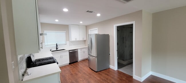 Photo - 6460 Mary Ellen Ave Unidad 6460 -1