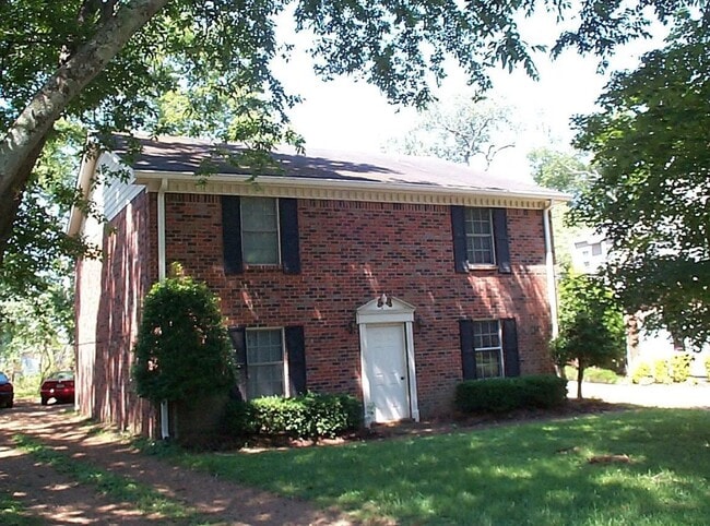 Building Photo - Sylvan Park Townhouse