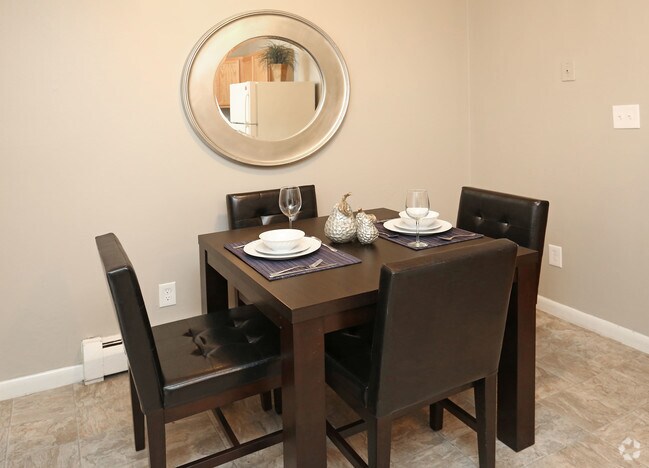 2 BD, 1 BA (821sqft) Townhouse - Dining Room - Scott Gardens Apartments