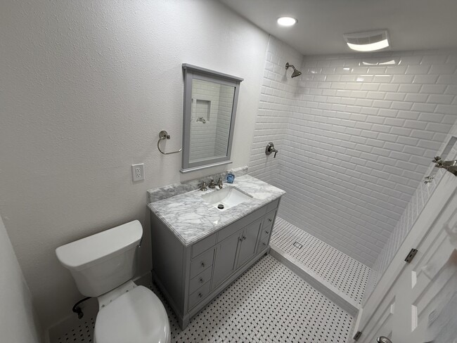 Baño completo - 3229 Odessa Ave Unidad Detached Apartment