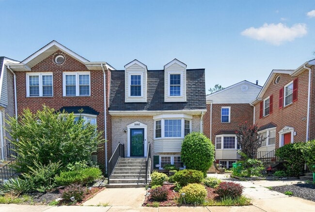 Building Photo - Welcome home to this light-filled, updated 4Bd/3.5Bth brick TH nestled in the sought-after Boniwo...