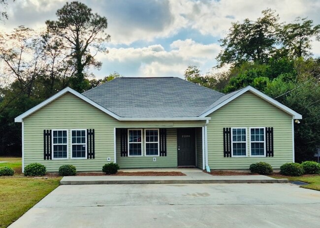 Building Photo - 2208 Thornhill Rd