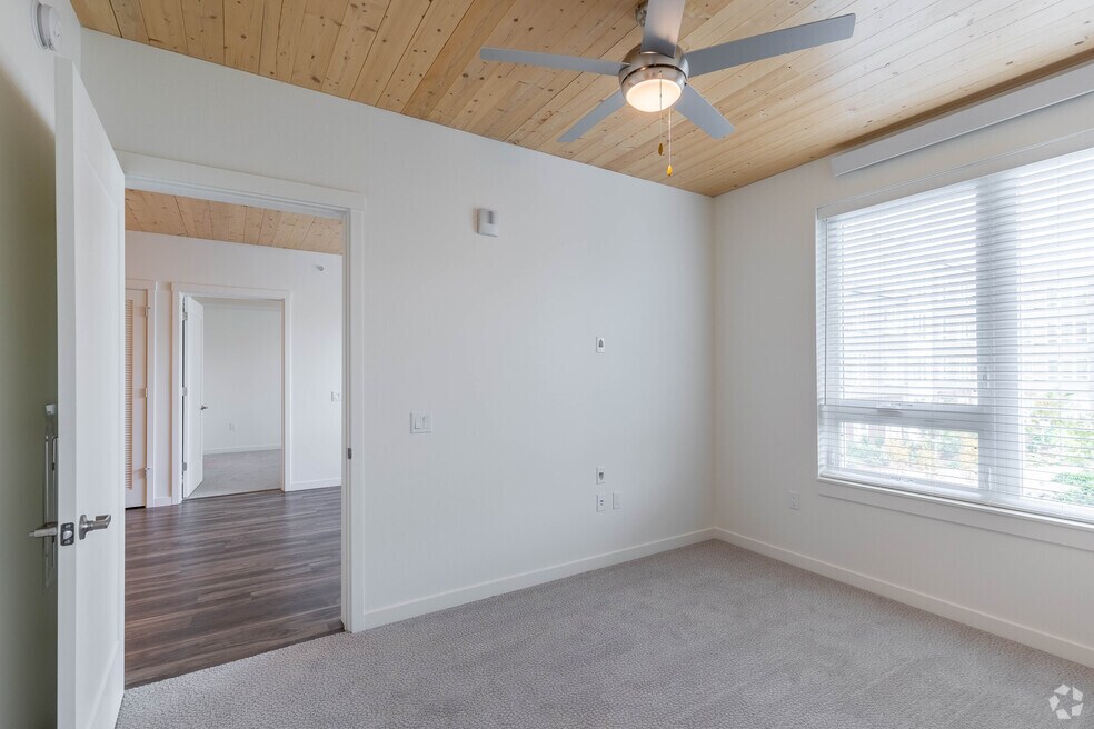 2BR, 2BA - 947SF